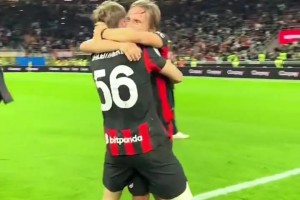 登頂榜首！十人米蘭2-1那不勒斯，賽后莫德里奇與隊(duì)友們擁抱慶祝