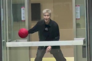 郭艾倫在微博總部大樓的電梯里秀起了運(yùn)球