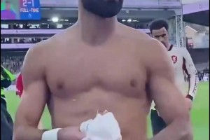 “臥底”實錘了??！薩拉赫賽后大度把球衣給了水晶宮小球迷