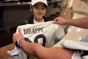 追星成功！阿拉木圖小球迷在酒店等到凌晨，終于拿到了姆總簽名