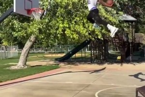 擱家開商場呢？布克車庫墻上滿是球衣球鞋珍藏！甲亢哥看傻了都！