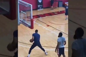 名場(chǎng)面：威少當(dāng)著哈登的面，滑稽模仿他的后撤步！登哥都懵了??