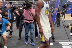 加起來一百多歲了！庫里+追夢+巴特勒媒體日同框合影