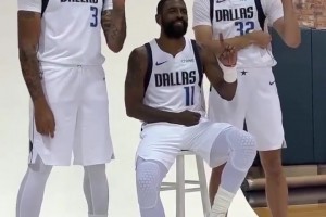 三狀元組合！濃眉+歐文+弗拉格三人合影，歐文坐在C位