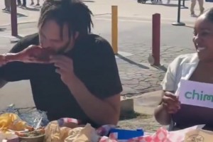 看餓了！萊弗利此前帶著弗拉格在德州博覽會(huì)上嗨吃！