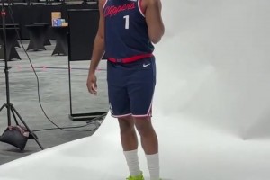 這球轉(zhuǎn)的不錯(cuò)哈！快船媒體日 詹姆斯-哈登展示手活~