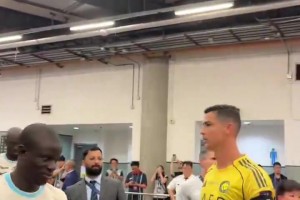 不是很熟？坎特從C羅旁邊經(jīng)過(guò)，沒(méi)有互動(dòng)??