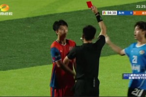 那年大老師和薩利巴合影，長得很符合歐美男人對亞裔女性審美