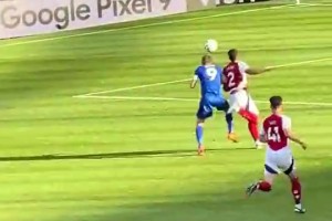 男人對決！當年哈蘭德和薩利巴這對抗也太狠了，腦袋都撞一起了