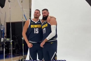 這內(nèi)線組合能排前幾??？掘金媒體日 約基奇和瓦藍(lán)一起拍定妝照~