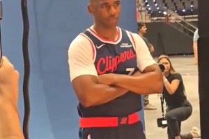 快船媒體日 保羅拍定妝照！炮哥一開始看著好嚴(yán)肅哈~