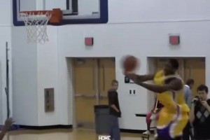 這身體天賦是真明顯?。《鞅鹊鲁醯矫绹鴷r的打球視頻！