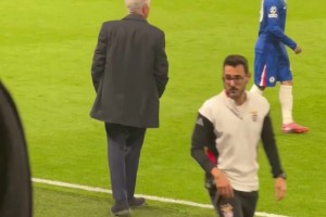 穆里尼奧的名字在斯坦福橋響起，穆帥以飛吻回應(yīng)球迷??