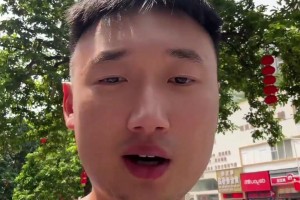 這是真大王！約基奇媒體日拿起“大王”撲克牌拍照