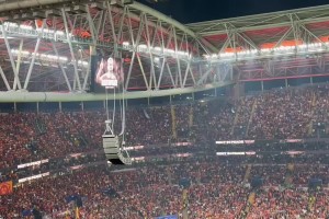 若塔照片出現(xiàn)在加拉塔薩雷球場(chǎng)的大屏幕上，現(xiàn)場(chǎng)掌聲雷動(dòng)！