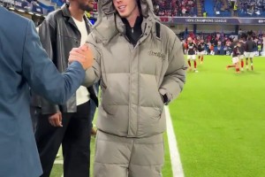 大棉襖+大棉褲！帕爾默觀戰(zhàn)歐冠切爾西vs本菲卡