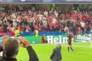 穆里尼奧走向底線，讓本菲卡球迷不要向前本菲卡球員恩佐扔?xùn)|西