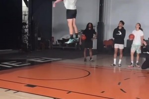 哥們?nèi)诵位鸺?！輕輕一跳俯瞰籃筐了