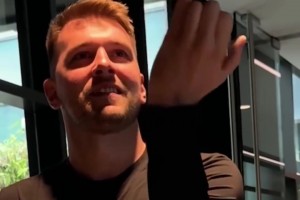 誰(shuí)才是湖人的轉(zhuǎn)球大師？東契奇居然能無(wú)縫換手指轉(zhuǎn)????