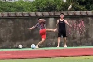 蘇超火爆！江蘇小伙看到足球就忍不住了，網(wǎng)友：本以為是高手??