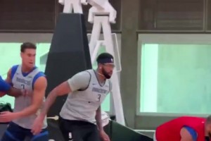 歐文在訓(xùn)練營期因濃眉怒帽隊(duì)友而興奮不已！