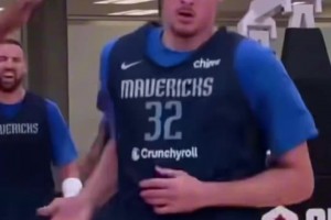 恐怖臂展！狀元弗拉格在球隊(duì)訓(xùn)練營里連續(xù)帽隊(duì)友！