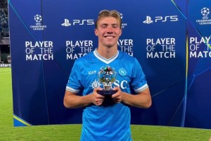 曼聯(lián)出品必屬精品！霍伊倫當(dāng)選全場領(lǐng)取獎(jiǎng)杯??