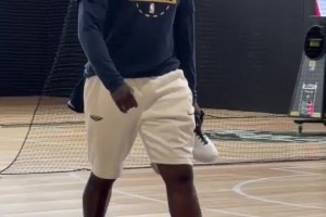 ??哥們兒你誰(shuí)？暴瘦版錫安亮相訓(xùn)練營(yíng) 害擱那秀扣籃??