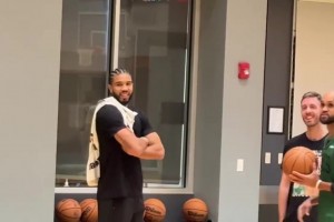 跟腱撕裂的塔圖姆，天天跟著隊(duì)友一起訓(xùn)練，手很癢啊！