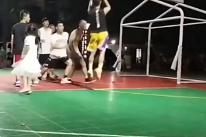 老婆這刮痧是去致敬麥迪嗎？還真有點(diǎn)像啊??