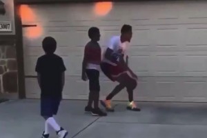 這就是NBA的實(shí)力！德章泰-穆雷1v2各種秀拉桿折疊暴扣