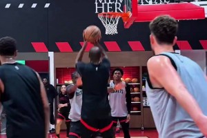 你倆訓(xùn)練二人轉(zhuǎn)啊！小賈巴里點飛申京，再助攻KD中投命中