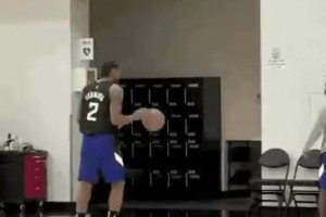 小卡炫耀自己的恐怖大手掌，一旁的保羅估計(jì)很羨慕吧