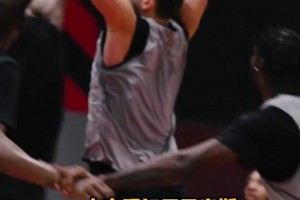 較上勁了哈！申京訓(xùn)練中隔扣亞當(dāng)斯 海王第二天馬上隔扣回來~