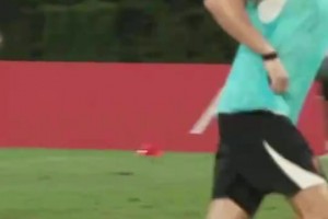 季前賽訓(xùn)練時(shí)維爾茨這腳法把門將耍的團(tuán)團(tuán)轉(zhuǎn)，一腳挑射打懵門將