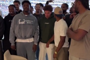 快船全隊(duì)團(tuán)建看橄欖球賽并合影，登哥怎么站最后面，差點(diǎn)都沒(méi)看見(jiàn)他??