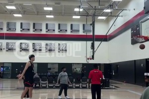 動作標(biāo)準(zhǔn)！楊瀚森隊內(nèi)訓(xùn)練加練罰球，穩(wěn)穩(wěn)命中