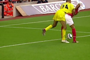 亨利經(jīng)典名場面！無視野預(yù)判腳后跟進(jìn)球???