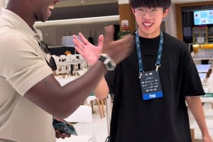 相愛相殺！當(dāng)山東泰山球迷在香港偶遇國安外援法比奧?