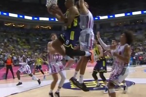 當年湖人反籃小王子！才24歲的霍頓-塔克在歐洲簡直降維打擊啊