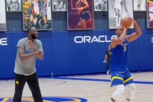 兩人都是撅腚投籃！??看到霍福德與追夢(mèng)一起訓(xùn)練，感覺還是有點(diǎn)不太真實(shí)