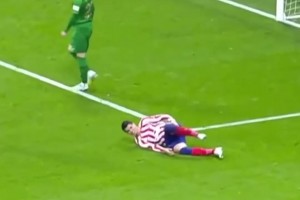 ??在球場上進球真的可以治百?。〔恍拍憧纯茨?！