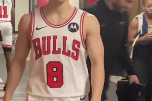 公牛雙向球員河村勇輝身穿8號球衣 這身高真的就是普通人啊??