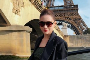 她是綠軍小老板的姐姐何超蓮，而我呢，是超窮??