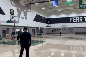 雄鹿隊內訓練，庫茲馬這個狀態(tài)太離譜了吧？連續(xù)投籃都短了！