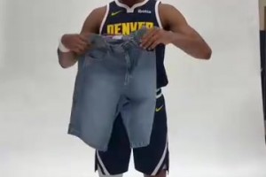 帶貨！掘金隊互相傳遞牛仔褲，還是戈登是良心代言人！