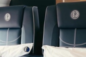 新賽季新氣象??！獨(dú)行俠專機(jī)新裝潢，歐文濃眉克萊都驚了~