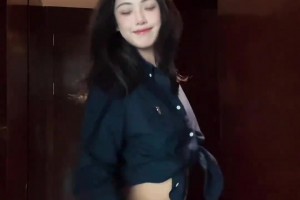 哥倆好！大瓦想牽小瓦的手結(jié)果被拒絕哈哈！