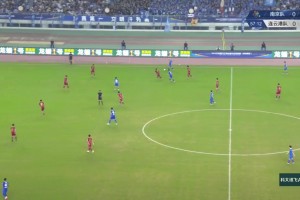 面對(duì)連云港隊(duì)冒頂和門將出擊，南京隊(duì)再失良機(jī)