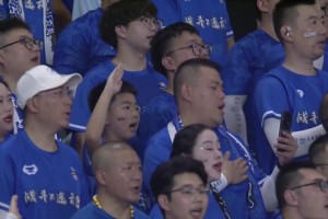 人民有信仰，民族有希望！奏國歌時(shí)，連云港小球迷行少先隊(duì)隊(duì)禮